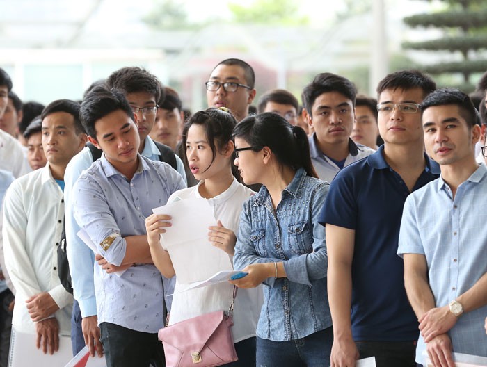 Hàng nghìn sinh viên tham dự cuộc thi tuyển do Samsung Việt Nam tổ chức ngày 14/5/2016.