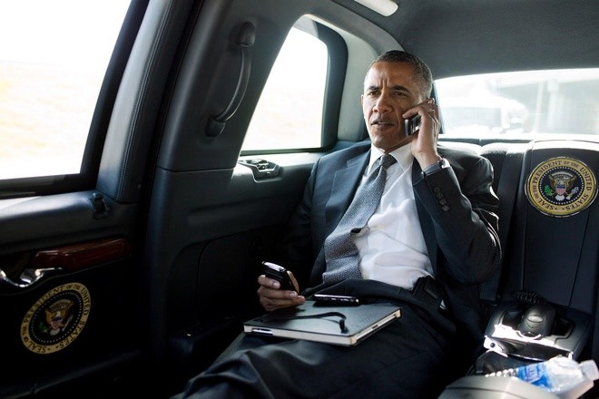 Ông Obama từ lâu đã luôn gắn bó với điện thoại BlackBerry và cũng không được phép chuyển sang sử dụng các thương hiệu khác vì lý do bảo mật thông tin. Nhờ vậy, BlackBerry đôi khi vẫn vô tình được Tổng thống Mỹ "PR miễn phí".