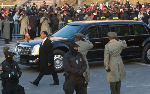 Video: Obama duỗi chân, chuyện phiếm trong limousine 'Quái thú'