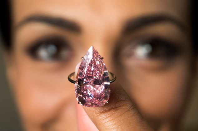 Viên kim cương hồng có giá kỷ lục hơn 31 triệu USD