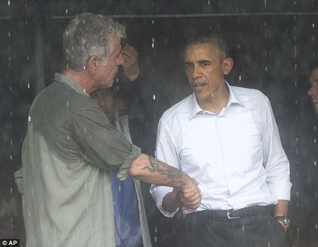 Tổng thống Obama uống bia, ăn bún chả, đi chợ đêm Hà Nội lên báo nước ngoài ảnh 12