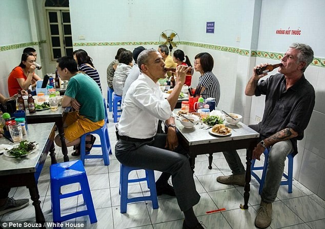 bức ảnh Tổng thống Mỹ thư thái ngồi ăn tối, uống bia, trò chuyện cùng đầu bếp nổi tiếng Anthony Bourdain đã trở thành bức ảnh tâm điểm  chú ý trong các hoạt động bên lề của Tổng thống Obama