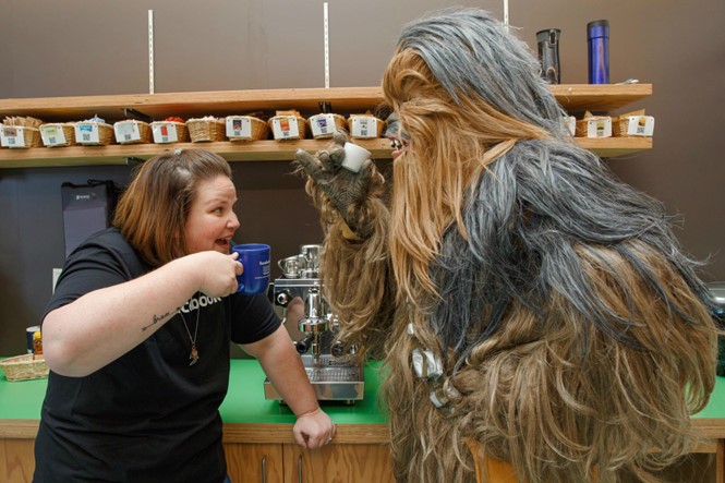 Candace Payne cùng thưởng thức cà phê với Chewbacca lông lá (Ảnh: trang cá nhân của Mark Zuckerberg)