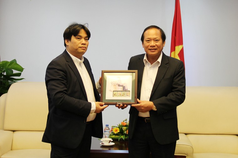 Bộ trưởng Trương Minh Tuấn (phải) tặng bức tranh tem Việt Nam cho Cố vấn Thủ tướng Slovakia 