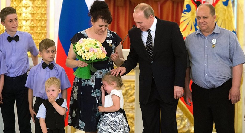 Video: Putin trổ tài dỗ bé gái đang khóc ở điện Kremlin