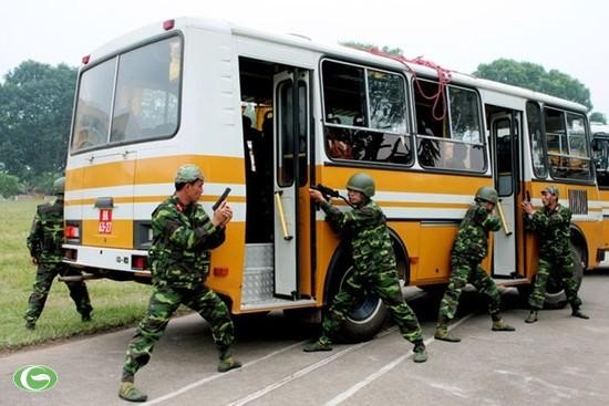 Video: Tận mục xem đặc công Việt Nam tập luyện chống khủng bố