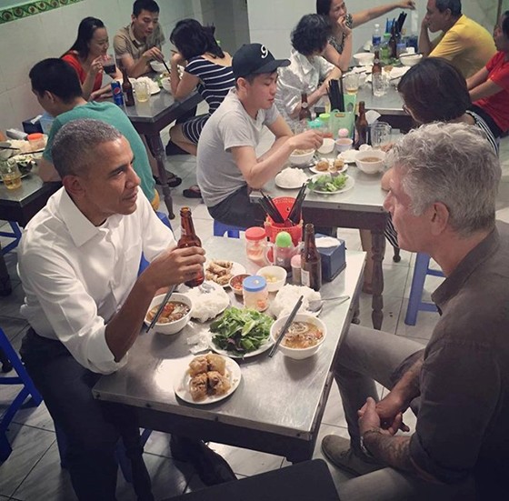 Ông Obama và đầu bếp Bourdain cùng nhau thưởng thức bún chả tại Hà Nội. Ảnh: Instagram Bourdain