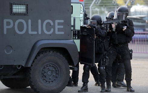 Cảnh sát thực hiện một vụ vây ráp nghi phạm khủng bố. (Ảnh minh họa: AFP)
