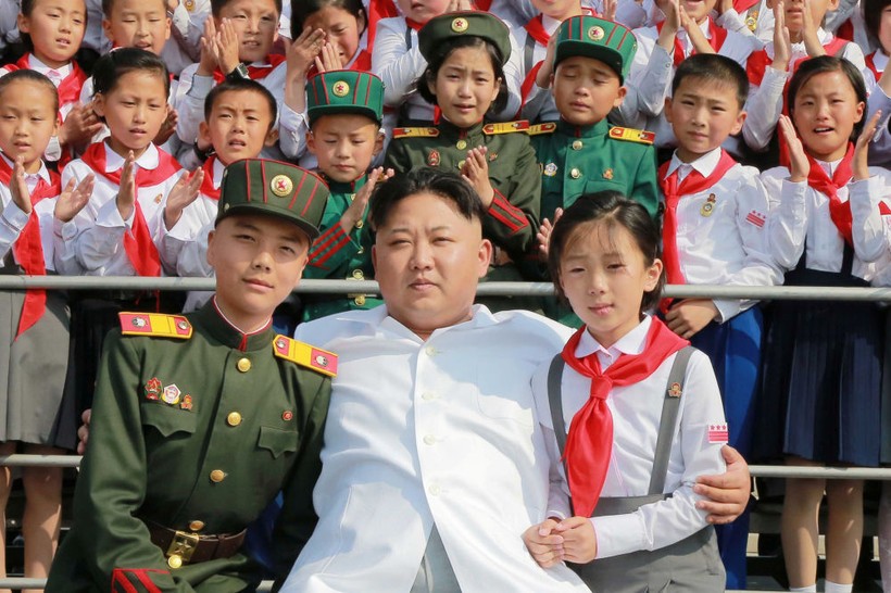 Nhà lãnh đạo Triều Tiên Kim Jong-un cùng các trẻ em nhân ngày hội kỷ niệm 70 năm thành lập Liên đoàn thiếu nhi Triều Tiên ở Bình Nhưỡng