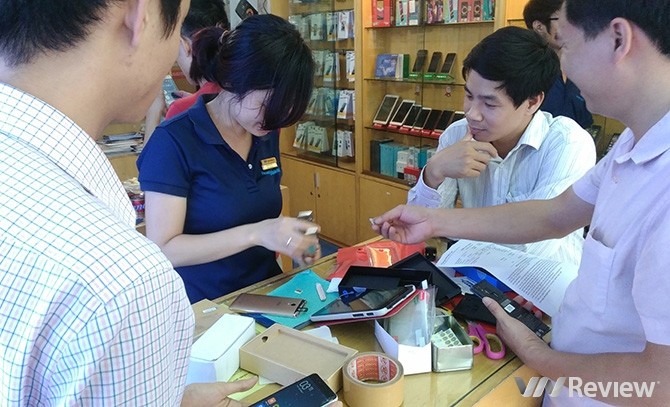 Khách hàng đang mua điện thoại ở một cửa hàng lớn ở Hà Nội. Điện thoại xách tay cũng được nhiều người quan tâm vì giá rẻ hơn hẳn so với hàng chính hãng.