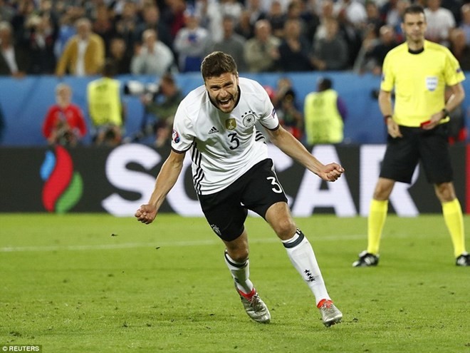 Hector sút thành công lượt đá của mình đưa Đức vào bán kết. (Nguồn: Reuters)