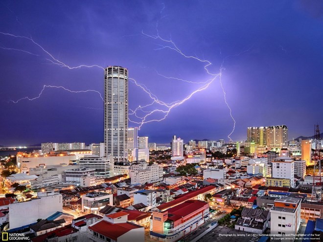 Ở chủ đề thành phố, giải ba thuộc về Jeremy Tan với bức ảnh sét đánh gần tòa nhà Komtar Tower ở Penang, Malaysia.
