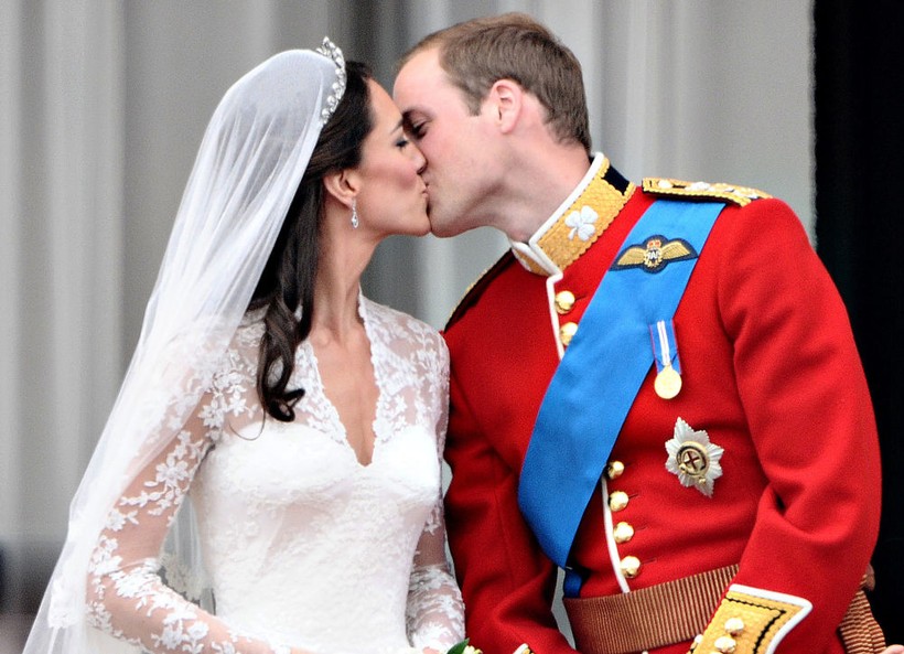 London, ngày 29/4/2011, cặp tân lang - tân nương Hoàng tử William và nữ công tước xứ Cambridge Kate trên ban công Cung điện Buckingham.  Ngày Quốc tế Nụ hôn - Những nụ hôn nổi tiếng lịch sử thế giới