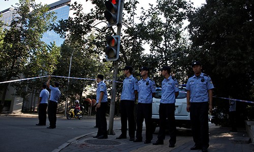Cảnh sát bảo vệ khu vực gần đại sứ quán Philippines ở Bắc Kinh, Trung Quốc. Ảnh: Reuters