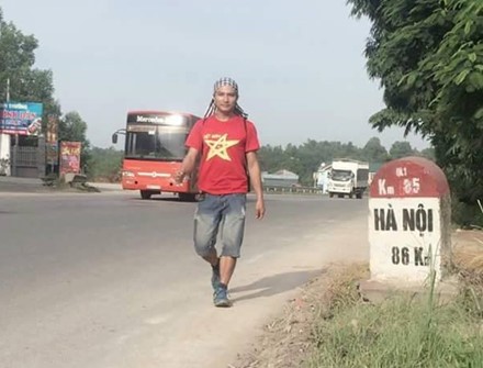 67 ngày đi và chạy bộ, vượt qua 2.400km, đặt chân đến 32 tỉnh thành, Trần Hữu Dương đã hoàn thành hành trình của mình trong nụ cười, giọt nước mắt hạnh phúc của những người dõi theo bước chân anh. 
