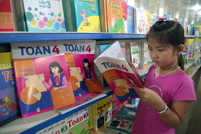 Những cuốn sách giáo khoa bằng song ngữ Việt - Anh được chia sẻ trên mạng xã hội đang khiến không ít học sinh thích thú và tò mò.