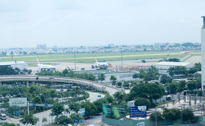 Sân bay Tân Sơn Nhất phải đóng 1 đường băng do sét đánh - Ảnh: T.PHÙNG