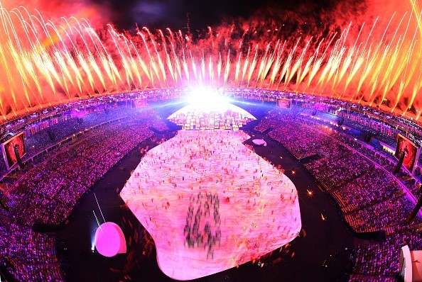 Sân vận động Maracana được phủ bởi những mà sắc huyền ảo của pháo hoa và ánh sáng.