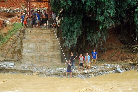 Ròng rọc được huy động để tiếp tế lương thực cho người dân bị cô lập ở Lào Cai.