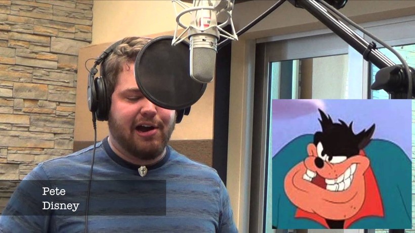 Người đàn ông giả giọng tất cả các nhân vật hoạt hình xuất hiện trong ca khúc.