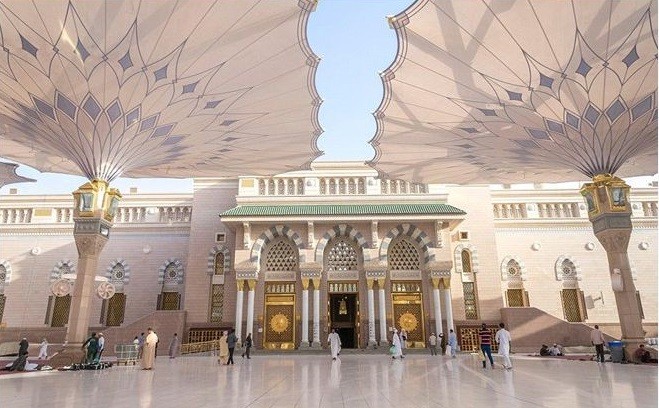 Thánh đường Al-Masjid an-Nabawi với các cột lớn tuyệt đẹp ở Medina, Ả Rập Saudi.
