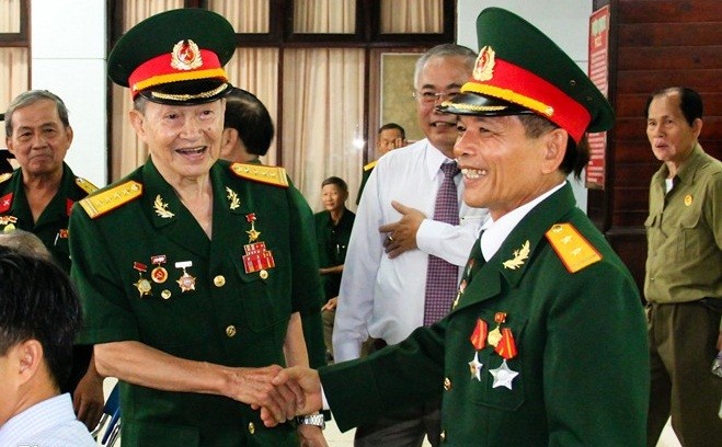 Đại tá tình báo đặc công Tư Cang (trái) vui mừng bên đồng đội.