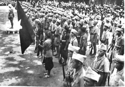 Duyệt đội quân du kích ở các chiến khu về Hà Nội ngày 30/8/1945.