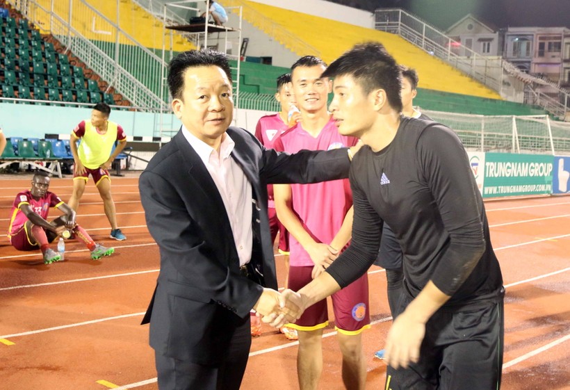 Ông bầu Đỗ Quang Hiển (trái) động viên cầu thủ Sài Gòn sau trận thua Hà Nội T&T 0-3 ở vòng 23 V-League 2016 hôm 27-8 trên sân Thống Nhất. Ảnh: N.K