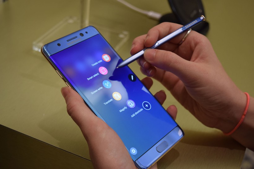Samsung sẽ tạm thời ngừng bán Galaxy Note 7  và những thiết bị đã bán ra thị trường sẽ được thay thế miễn phí.