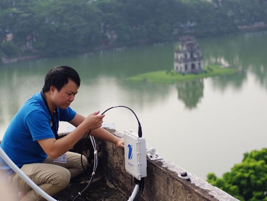 Điểm phát Wi-Fi miễn phí được lắp đặt trên nóc tòa nhà Bưu điện Hà Nội là 1 trong 10 điểm dự kiến sẽ được đưa vào hoạt động dịp Quốc khánh 2/9 sắp tới (Ảnh: Xuân Phú)