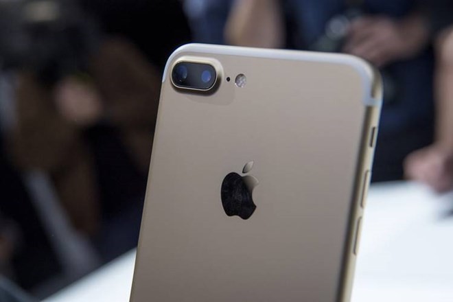iPhone 7 là lý do để dòng người cũng xếp hàng dài trước các của hàng Apple ở Singapore và Trung Quốc.