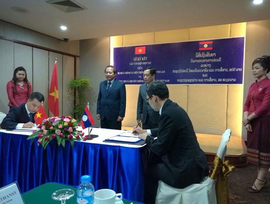 Lễ ký kết thỏa thuận ghi nhớ hợp tác giữa NEAC và LANIC có sự chứng kiến của Bộ trưởng Bộ TT&TT Trương Minh Tuấn và Bộ trưởng Bộ Bưu chính Viễn thông Lào Thansamay Kommasith (Ảnh do NEAC cung cấp)
