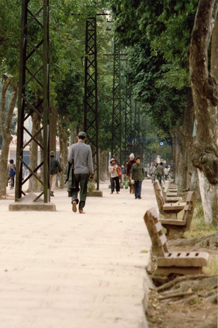 Chùm ảnh hiếm: Hà Nội nghèo khó nhưng thân thương những năm 1990 ảnh 1 Chùm ảnh hiếm: Hà Nội nghèo khó nhưng thân thương những năm 1990 ảnh 1