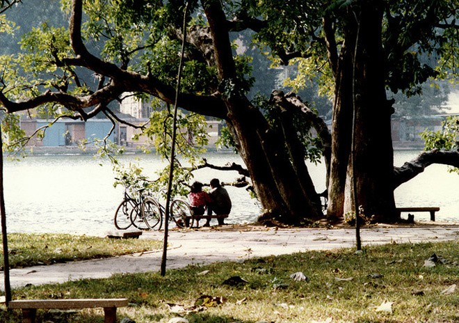Chùm ảnh hiếm: Hà Nội nghèo khó nhưng thân thương những năm 1990 ảnh 3 Chùm ảnh hiếm: Hà Nội nghèo khó nhưng thân thương những năm 1990 ảnh 3