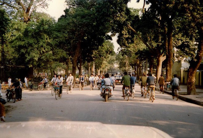 Chùm ảnh hiếm: Hà Nội nghèo khó nhưng thân thương những năm 1990 ảnh 4 Chùm ảnh hiếm: Hà Nội nghèo khó nhưng thân thương những năm 1990 ảnh 4
