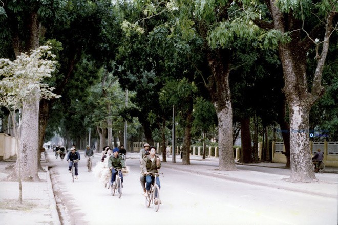 Chùm ảnh hiếm: Hà Nội nghèo khó nhưng thân thương những năm 1990 ảnh 5 Chùm ảnh hiếm: Hà Nội nghèo khó nhưng thân thương những năm 1990 ảnh 5