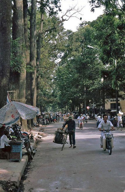 Chùm ảnh hiếm: Hà Nội nghèo khó nhưng thân thương những năm 1990 ảnh 7 Chùm ảnh hiếm: Hà Nội nghèo khó nhưng thân thương những năm 1990 ảnh 7