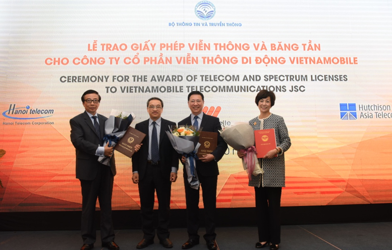 Thứ trưởng Phan Tâm (thứ 2 trái sang) trao các Giấy phép viễn thông và băng tần cho Vietnamobile.