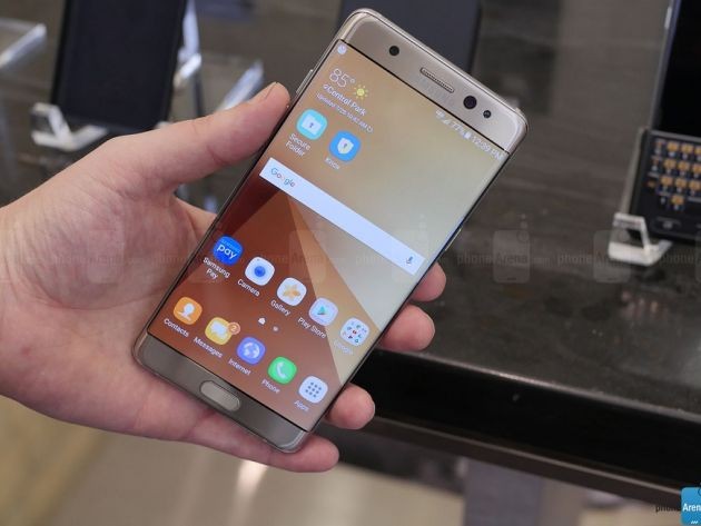 Ngoài việc yêu cầu nhà bán lẻ ngừng bán, đổi Galaxy Note 7, Samsung VN đưa ra chính sách thu hồi sản phẩm, đền bù đầy đủ tiền và tặng phiếu giảm giá (mua hàng) hơn 1,5 triệu đồng cho khách hàng đã mua.