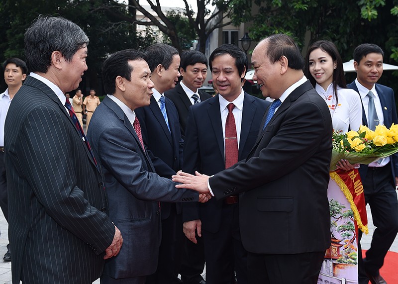 Thủ tướng trao đổi với lãnh đạo, giảng viên ĐHQGHN. 