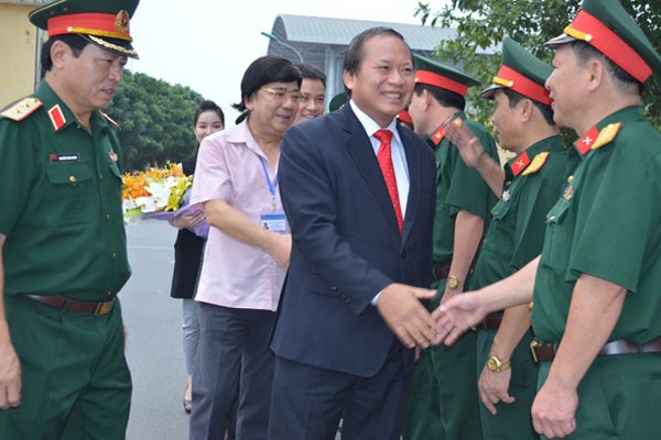 Bộ trưởng Bộ Thông tin và Truyền thông Trương Minh Tuấn tới Học viện chính trị - Bộ Quốc phòng trao tặng đĩa phim
