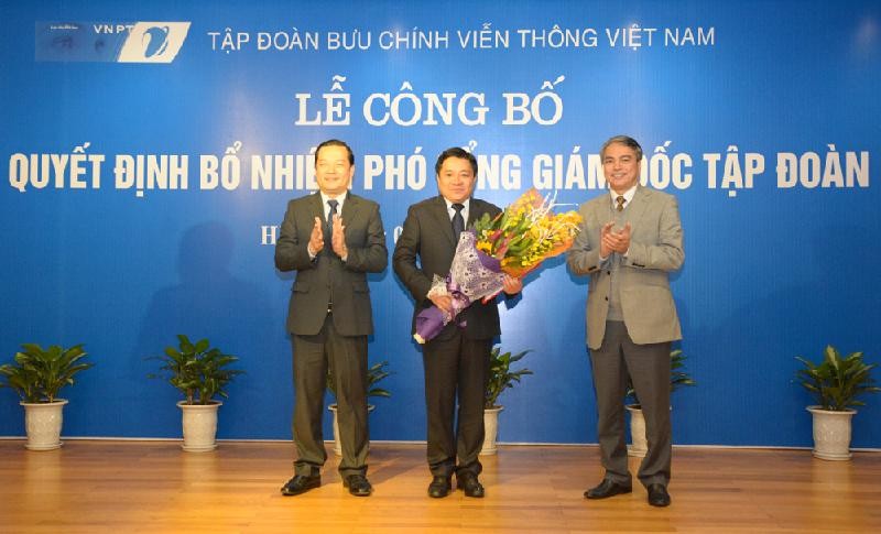 Ông Huỳnh Quang Liêm (đứng giữa) sẽ chính thức giữ chức vụ Phó Tổng Giám đốc Tập đoàn VNPT từ ngày 1/3/2017.