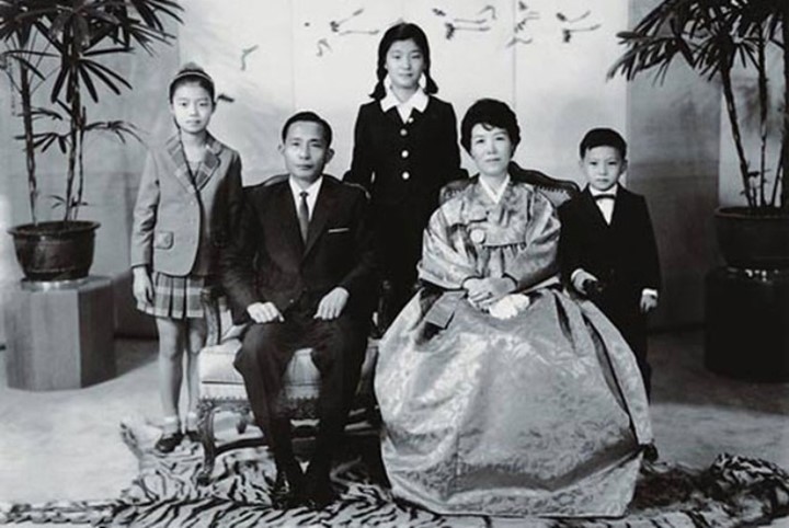 Bà Park Geun-hye chào đời ngày 2/2/1952 tại Samdeok-dong, Daegu vào thời điểm cuộc chiến tranh liên Triều vẫn đang ác liệt.