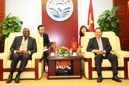 Bộ trưởng Trương Minh Tuấn tiếp Bộ trưởng Bộ Viễn thông và CNTT Angola José Cavarlho de Rocha.