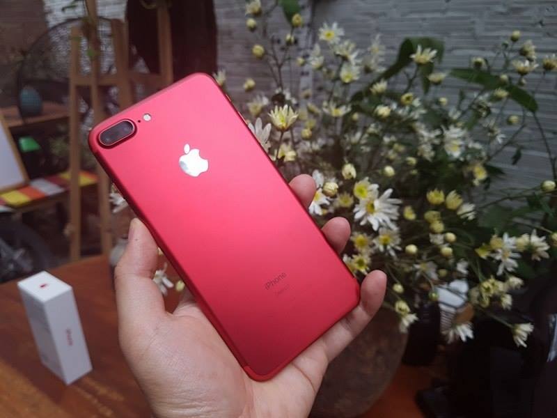 iPhone 7 Plus màu đỏ.
