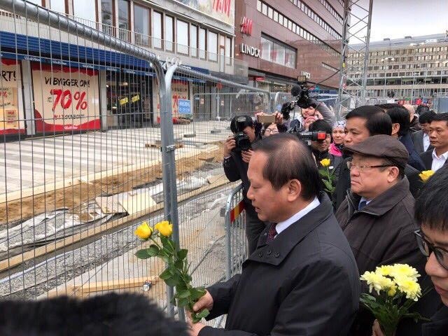 Bộ trưởng Trương Minh Tuấn đặt hoa tưởng niệm các nạn nhân tại phố Drottninggatan