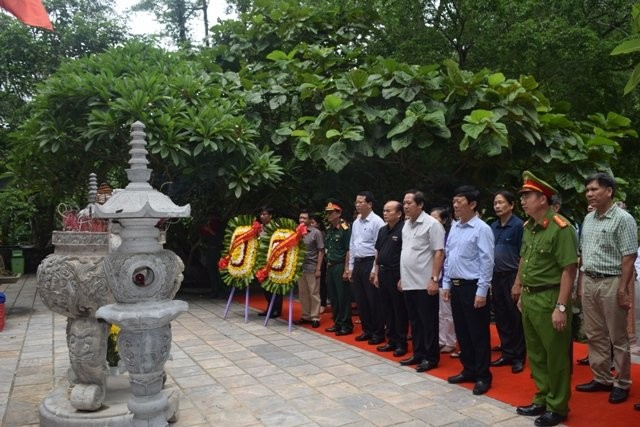 Bộ trưởng Trương Minh Tuấn và đoàn dâng hương tại Hang Tám Cô