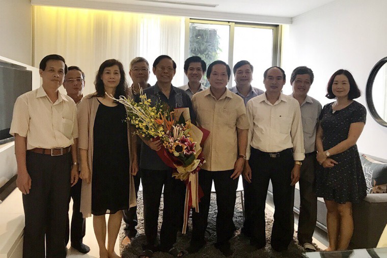 Bộ trưởng Bộ Thông tin và Truyền thông Trương Minh Tuấn thăm và tặng hoa đồng chí Nguyễn Hồng Vinh nhân kỷ niệm 87 năm Ngày truyền thống ngành Tuyên giáo của Đảng.