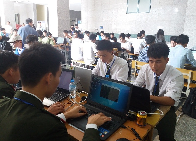 Cuộc thi “Sinh viên với An toàn thông tin 2017” được sự bảo trợ của Bộ GD&ĐT, do Hiệp hội An toàn thông tin Việt Nam (VNISA) chủ trì, phối hợp cùng Cục CNTT thuộc Bộ GD&ĐT tổ chức. Ảnh: Xuân Lan