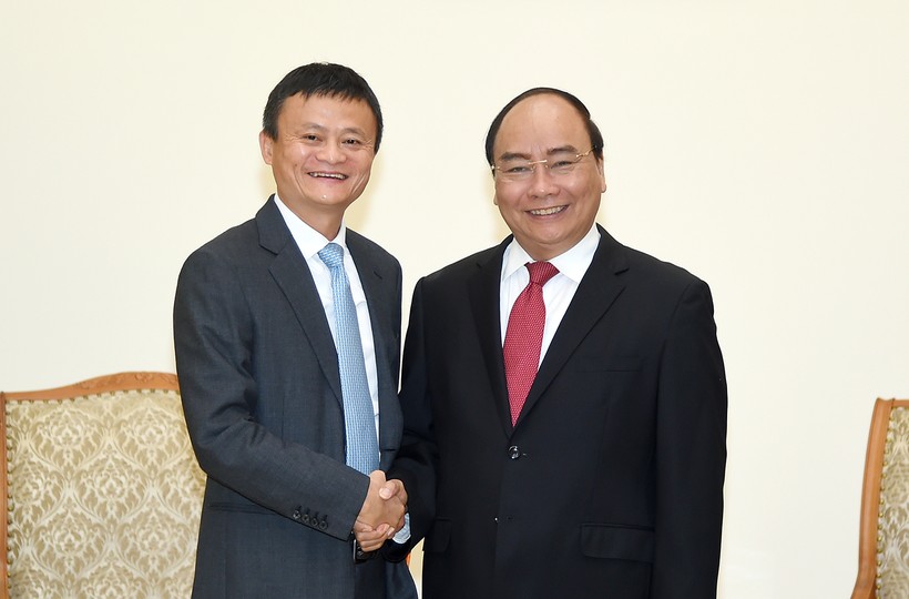 Thủ tướng chào mừng Chủ tịch Tập đoàn thương mại điện tử Alibaba tới thăm Việt Nam. Ảnh: VGP/Quang Hiếu.
